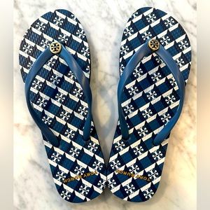 NWT TORY BURCH Blue/Navy Monogram Geo Thin Logo FLIP FLOP SIZE 7 Flip Flops